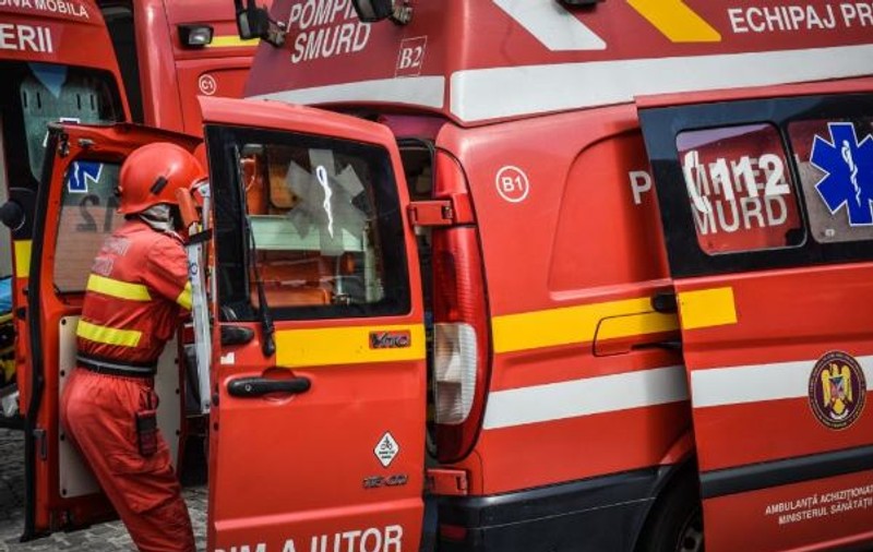 Un şofer din Argeș a fost lovit de un TIR după ce a oprit pe banda de urgenţă ca să rezolve o problemă la o roată