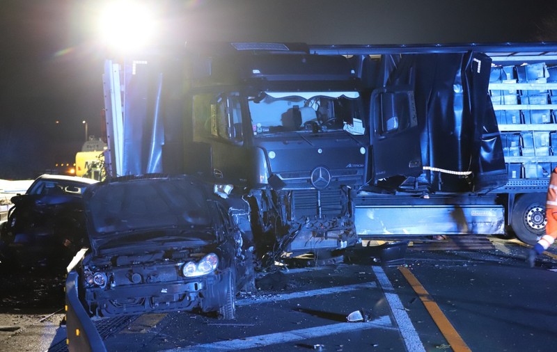 Șoferul care a lovit cu TIR-ul 50 de mașini și a rănit 26 de oameni a fost internat într-o clinică de psihiatrie, în Germania