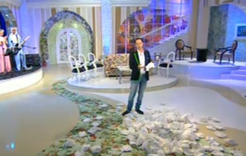Măruţă a primit cadou un morman de scutece şi un trenuleţ cu flori de la colegi
