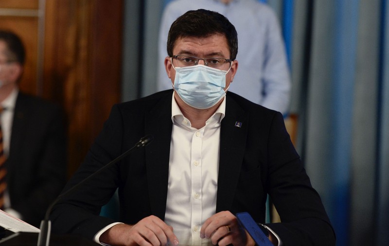 Ministrul Alexe promovează cultura cu greșeli. Ce scrie pe coperta pliantului în care anunță „programul cultural” pentru Iași
