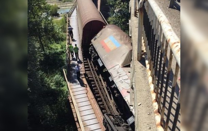 Tren de marfă, deraiat în județul Suceava. Traficul spre Putna este blocat
