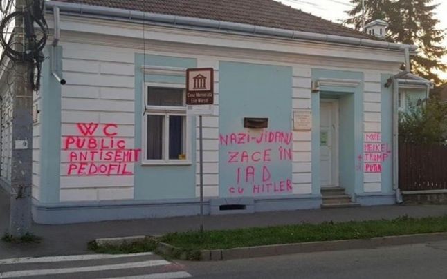 Mesaje antisemite pe Casa Memorială "Elie Wiesel". Fațada Casei Memoriale "Elie Wiesel", din Sighetu Marmației, județul Maramureș, plină de mesaje antisemite