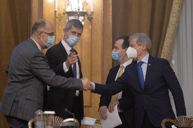De la stânga la dreapta, Kelemen Hunor, liderul UDMR, Dan Barna, lider USR-PLUS, Ludovic Orban, liderul PNL, și Dacian Cioloș, lider USR-PLUS, își strâng mâinile după semnarea Acordului de guvernare pe 21 decembrie 2020 | Foto: Hepta