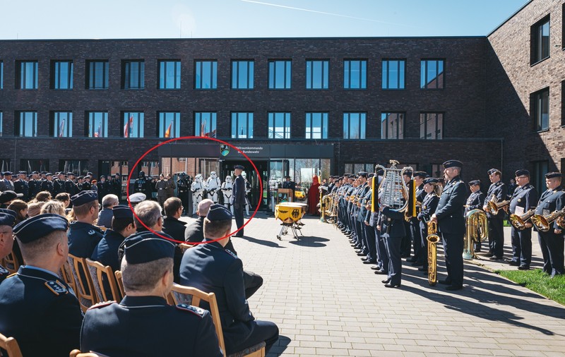 Darth Vader, invitat de armata germană la o ceremonie. Evenimentul a devenit ținta glumelor, criticilor și aluziilor la regimul nazist