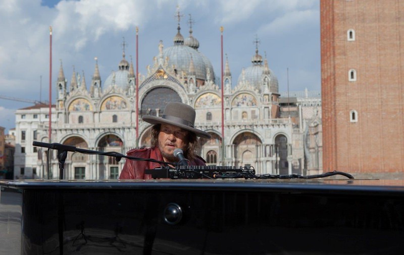 VIDEO | Zucchero a cântat în Piaţa San Marco din Veneţia, complet pustie, pentru a promova iubirea