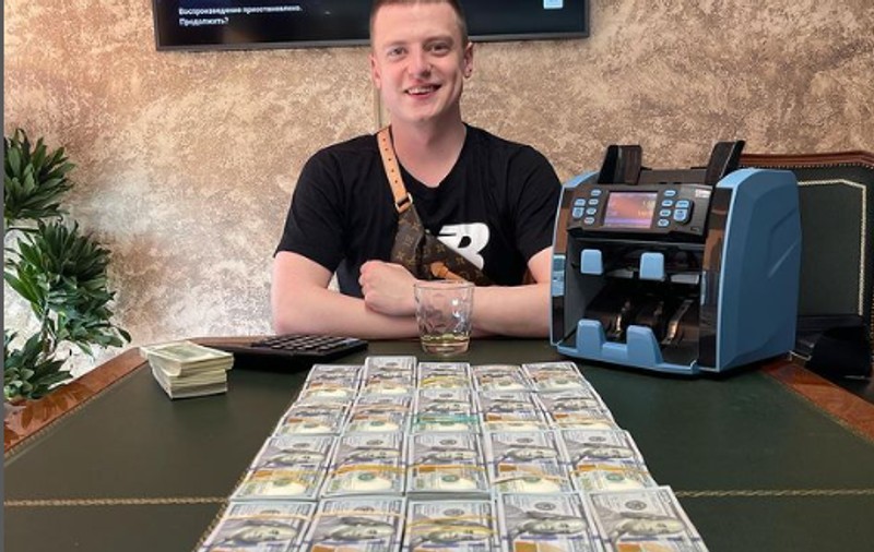 Bloggerul care a promis câte 305.000 de euro celor care intră pe gazon, la finala Ligii, este căutat de Rusia, Belarus și Emirate