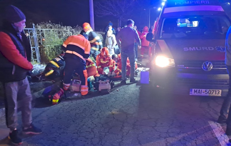 Unul dintre cei șase copii loviți pe trecere, de un tânăr fără permis și băut, a murit. Șoferul a fost arestat preventiv