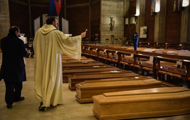 Coșmarul COVID, descris de un preot italian, care a avut biserica plină de sicrie: „Rana se va vindeca, doar că încet”