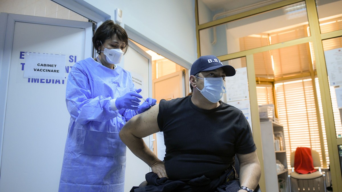 Studiu: Vaccinul anti-COVID-19 reduce riscul de transmitere a coronavirusului