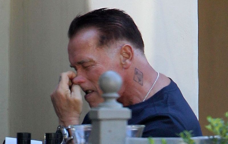 Dezgustător! Arnold Schwarzenegger, SCOATE  DEGETUL din NAS! | FOTO
