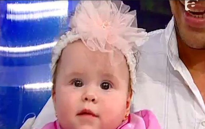 IMAGINI care TE VOR TOPI! Ce a FĂCUT FETIŢA OANEI ROMAN la PRIMA ei APARIŢIE într-un PLATOU de TELEVIZIUNE! | FOTO