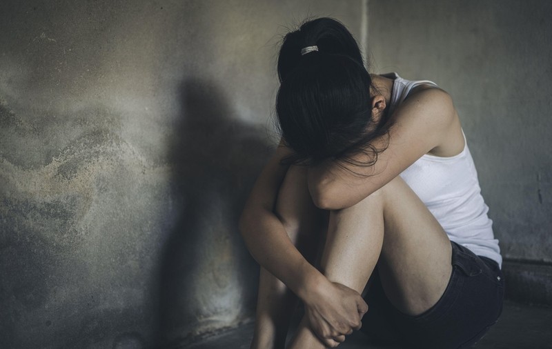 O fată româncă de doar 13 ani a fost răpită de trei veri, cu acordul tatălui ei, în Franța, sechestrată și abuzată, dar a reușit să fugă din casa în care a trăit trei zile de coșmar