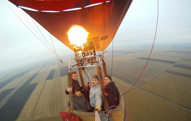 REPORTAJ/Zborul cu balonul cu aer cald, o modă și în România. Cum să simți vântul la înălțime și să admiri peisaje de vis-FOTO