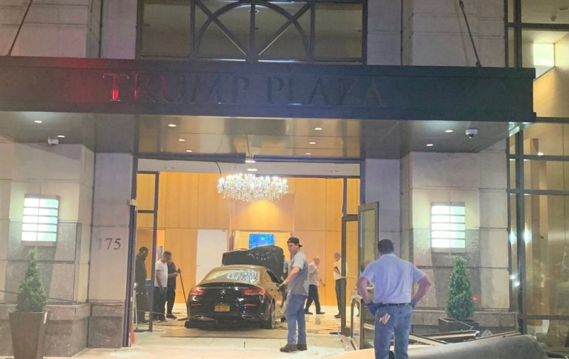 Un șofer a intrat cu mașina în Trump Plaza. Mai mulți oameni au fost răniți