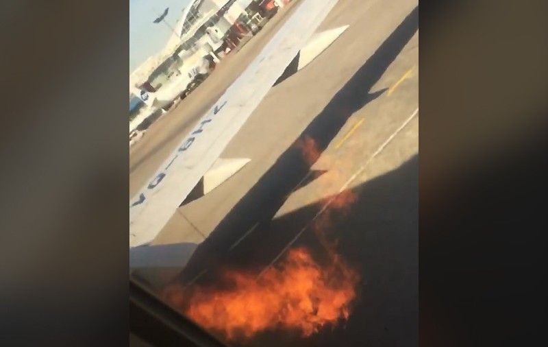 VIDEO | Un avion a luat foc pe pista de decolare, dar cei de la compania aeriană au spus că pasagerii n-au fost puși în pericol!