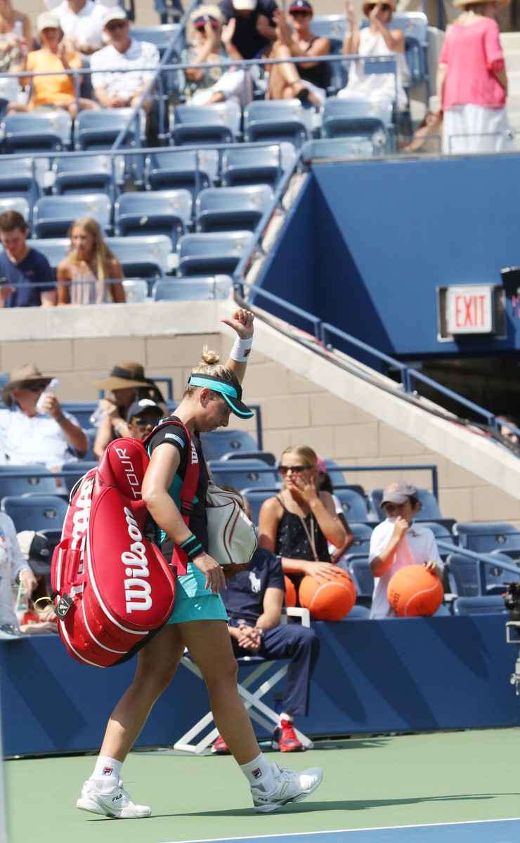 epa04907931 Marina Erakovic of New Zealand waves as she leaves the court after retiring as she played Simona Halep of Romania during their match on the second day of the 2015 US Open Tennis Championship at the USTA National Tennis Center in Flushing Meadows, New York, USA, 01 September 2015. The US Open runs through 13 September, which is a return to a 14-day schedule. EPA/ANDREW GOMBERT