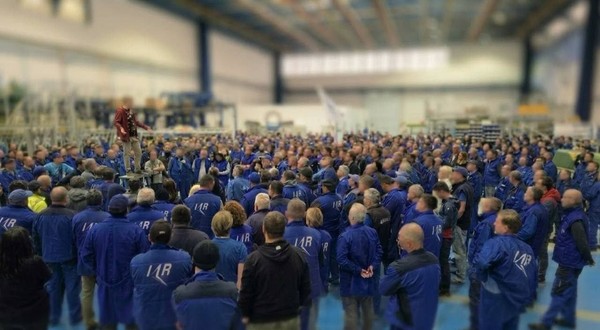 Angajații IAR Ghimbav au organizat luni un protest, nemulțumiți de creșterea indemnizațiilor membrilor Consiliului de Administrație al companiei, în timp ce indexarea salariilor cu rata inflației, negociată în iunie 2026, rămâne blocată de Guvern.