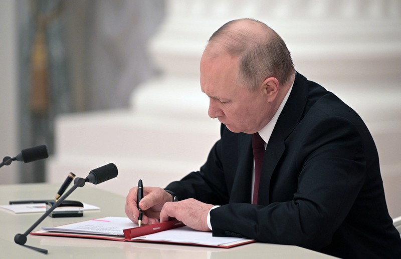 Președintele rus Vladimir Putin semnează decrete privind recunoașterea autoproclamatei Republici Populare Donețk și a Republicii Populare Lugansk la Kremlinul din Moscova, Rusia, 21 februarie 2022 | Foto: EPA