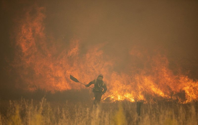 Imagini dramatice filmate în nordul Spaniei: un bărbat iese dintr-un incendiu de vegetație cu hainele arse aproape complet. Care e starea lui