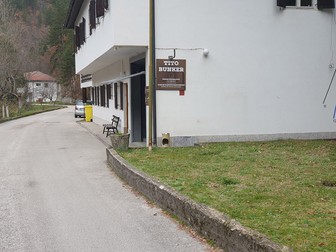 Cabana care ascunde intrarea în buncăr