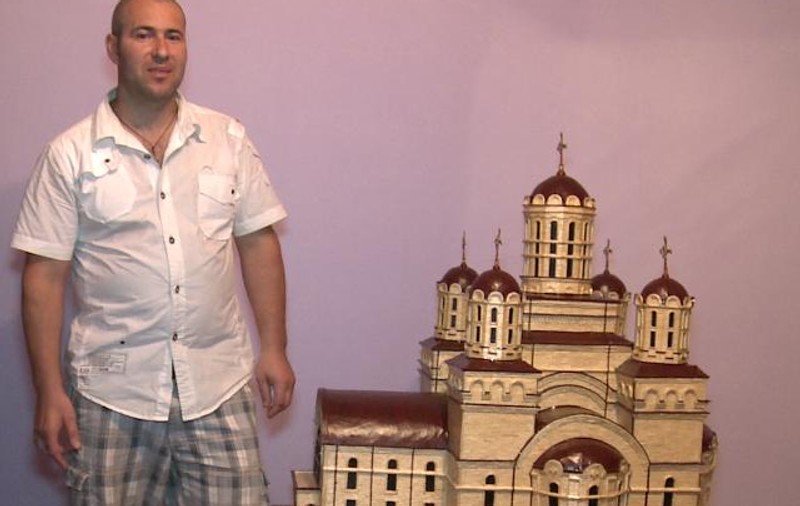 Uite ce minunăţii construieşte un tânăr din Oneşti din beţe de chibrituri
