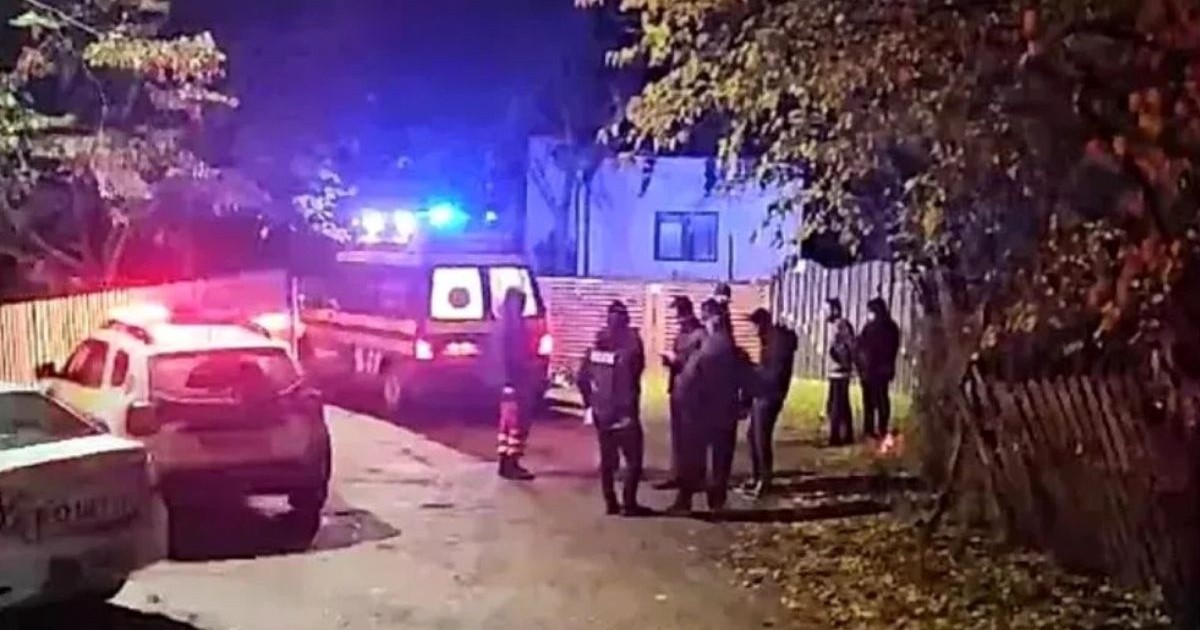 autospeciale de salvare: masina de jandarmi, politie și SMURD, cu lumiile aprinse, în fața unei case din Beciu, județul Teleorman, 8 noiembrie 2025, după uciderea unei femei