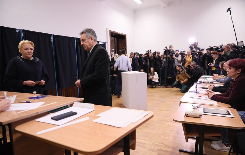 Incident la Liceul Sf. Sava din Capitală, unde a votat Viorica Dăncilă. Președintele AEP a intervenit personal, după ce în Secția 77 a fost blocat accesul presei