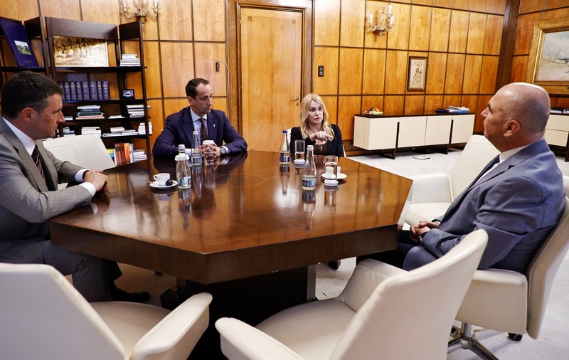 Nadia Comăneci, întâlnire cu Ilie Bolojan privind Gala „50 de ani de la prima notă de 10.00". Evenimentele dedicate marii sportive încep la Palatul Parlamentului, pe 29 mai