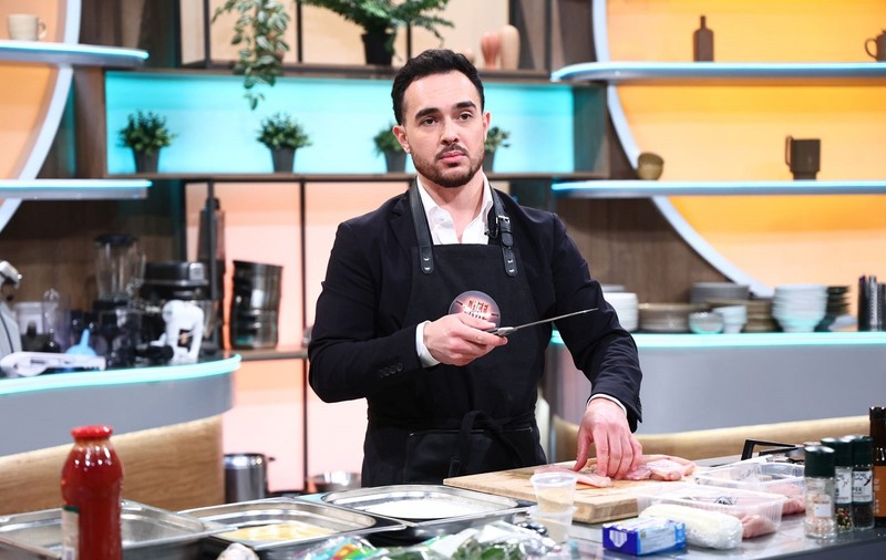Adrian Doroftei, fiul lui Leonard Doroftei, la Chefi la cuțite 2025. Cum și-a descoperit pasiunea pentru gastronomie după ce a lucrat în managementul aviatic