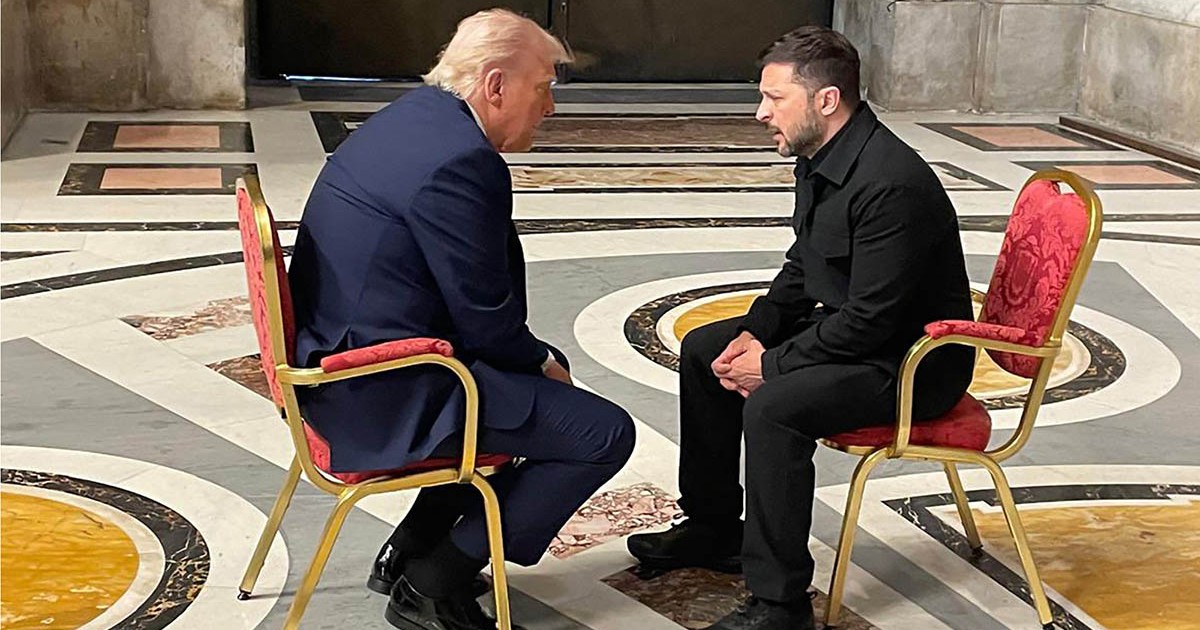 Donald Trump și Volodimir Zelensky stau de vorbă așezați pe scaun, la Vatican, înainte de funeraliile Papei Francisc