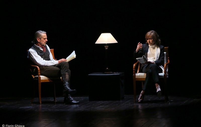 VIDEO EXCLUSIV! Actrița Isabelle Huppert a întârziat intrarea în scenă. Jeremy Irons i-a dat o adevărată lecție!