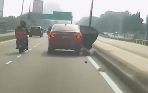 Momentul în care o femeie sare dintr-un taxi, pe autostradă: „Era ceva în privirea șoferului care m-a speriat” | VIDEO