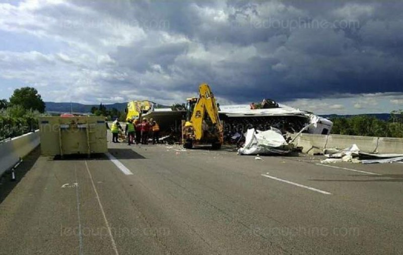 Un microbuz cu români a fost spulberat de un TIR, în Franţa. O persoană a murit