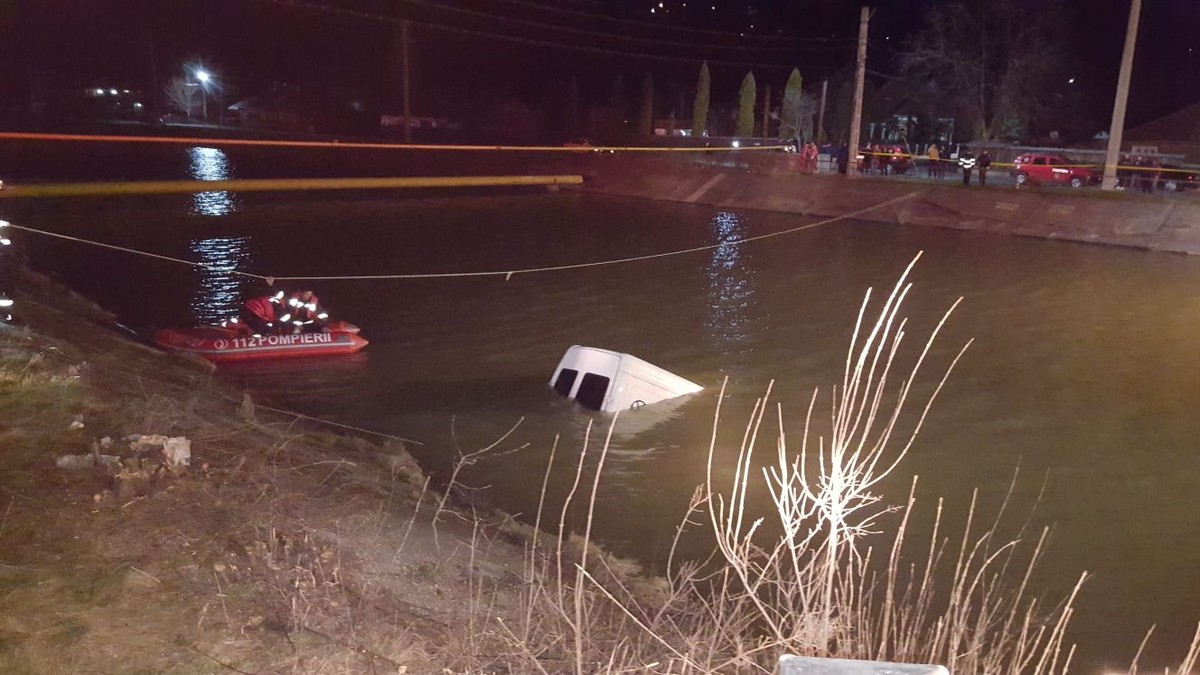 Cum au murit cei 9 bărbați în accidentul din județul Neamț. Duba scufundată în râul Bistrița, scoasă la mal de salvatori, pentru a extrage victimele