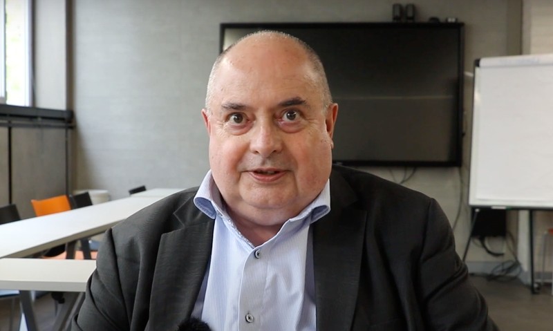 Jean-Pierre Maulny predă cursuri din domeniul politicii de apărare la școala masterală din cadrul IRIS | Captura video: iris-sup.org/