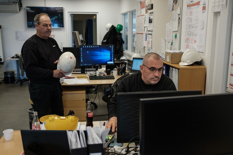 Costel Boghiu și Ion Miron în șantierul naval Karstensens. Skagen, Danemarca