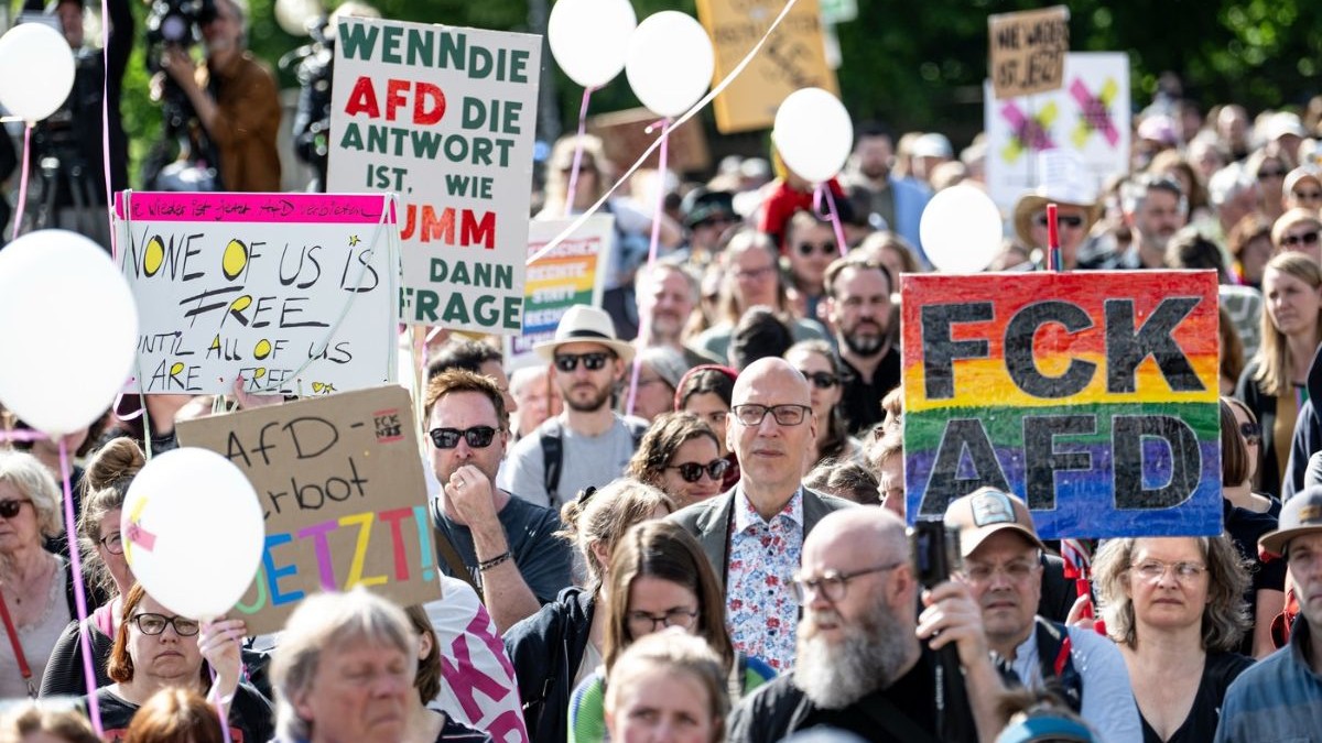 Mii de persoane au protestat în Römerberg, Frankfurt, pentru interzicerea partidului AfD
