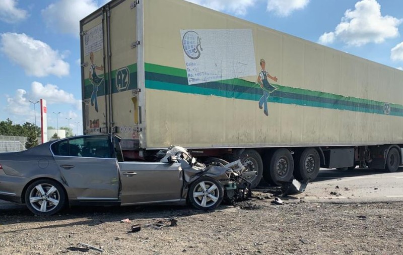 Accident grav în Buzău. Un tânăr a murit, iar soția sa, grav rănită, după ce mașina în care se aflau a intrat sub TIR