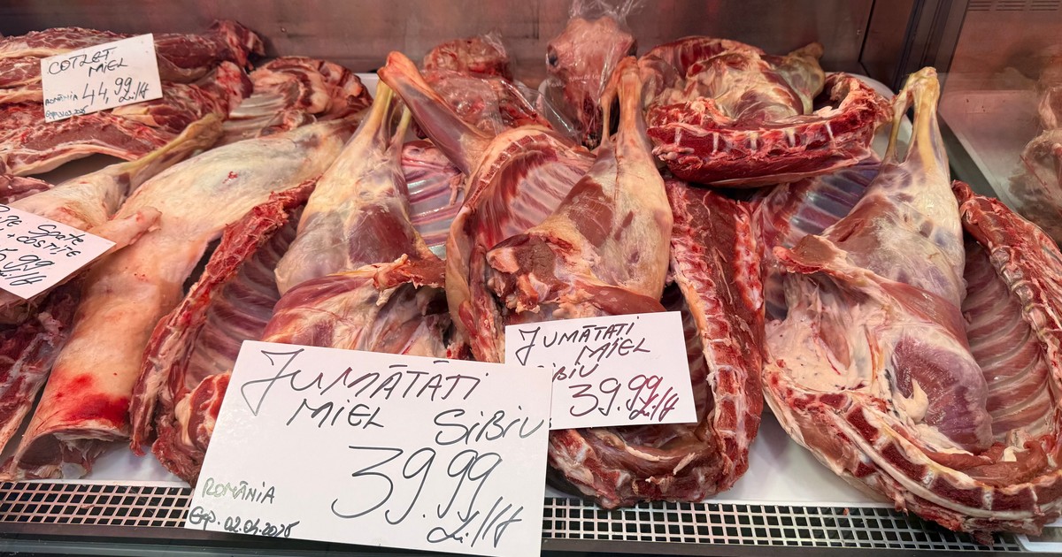 Comercianții din Piața Obor vând deja carne de miel. FOTO: Andrei Crăițoiu (Libertatea)