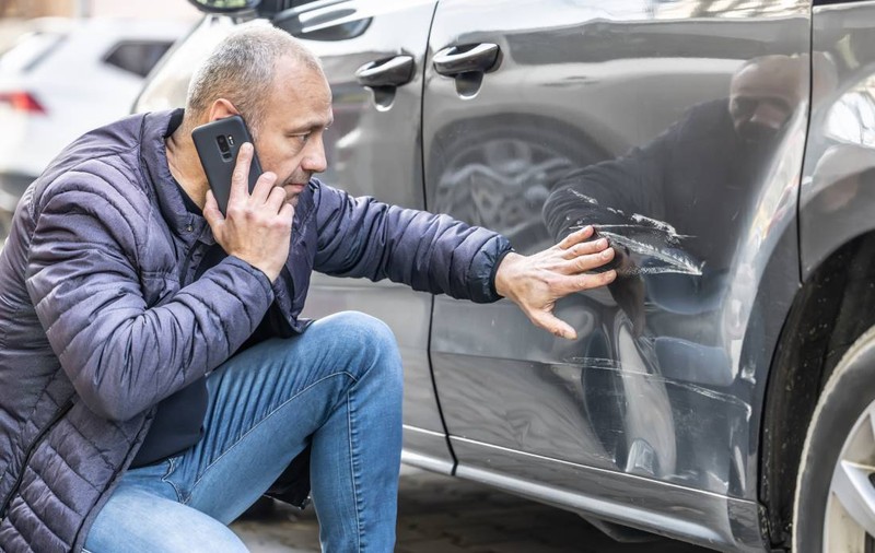 Ce pot face șoferii care și-au găsit mașina lovită în parcare. Când trebuie raportată avaria la Poliție