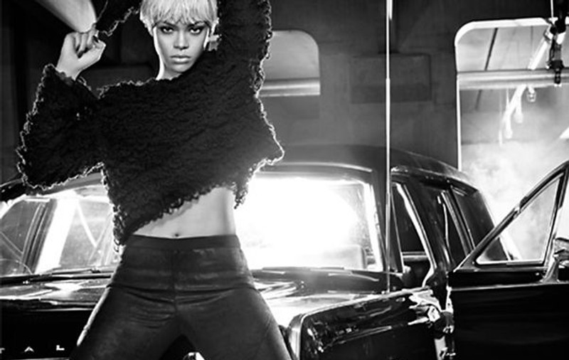 Rihanna îşi lansează prima colecţie de haine 
