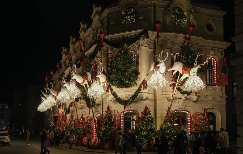 Cel mai frumos decorate clădiri din București înainte de Crăciun. Capitala a adoptat modelul european pentru acest sezon de iarnă
