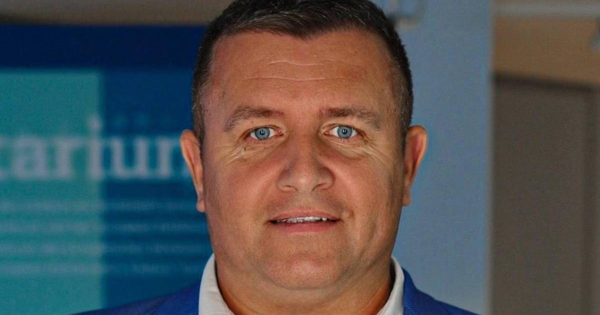 Primarul Ciprian Tamaș din județul Vaslui, într-un portret, are o cămașă albă și un sacou albastru și privește fix la camera de fotografiat