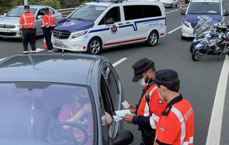 Controalele preventive cu etilotestul au fost suspendate de frica infectării cu COVID a polițiștilor, în Țara Bascilor