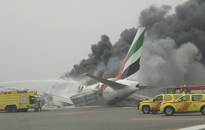 UPDATE: Un avion Emirates a luat foc pe pistă, în Dubai. Un pompier a murit în urma incendiului| VIDEO