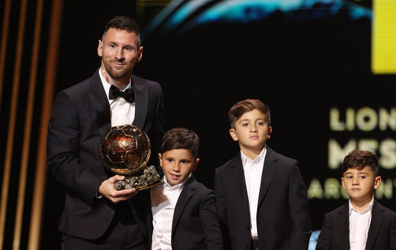 Lionel Messi, omagiu pentru Maradona, după ce a câștigat al 8-lea Balon de Aur: „Diego, totul datorită ție”