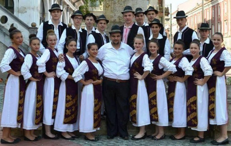 Un preot din Timiş, mare iubitor de sport, conduce un ansamblu de dansuri populare