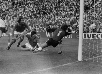Paolo Rossi (centru) a deschis scorul în finala CM 1982 din Spania, câștigată de Italia, scor 3-1 cu Germania FOTO: EPA-EFE/ANSA
