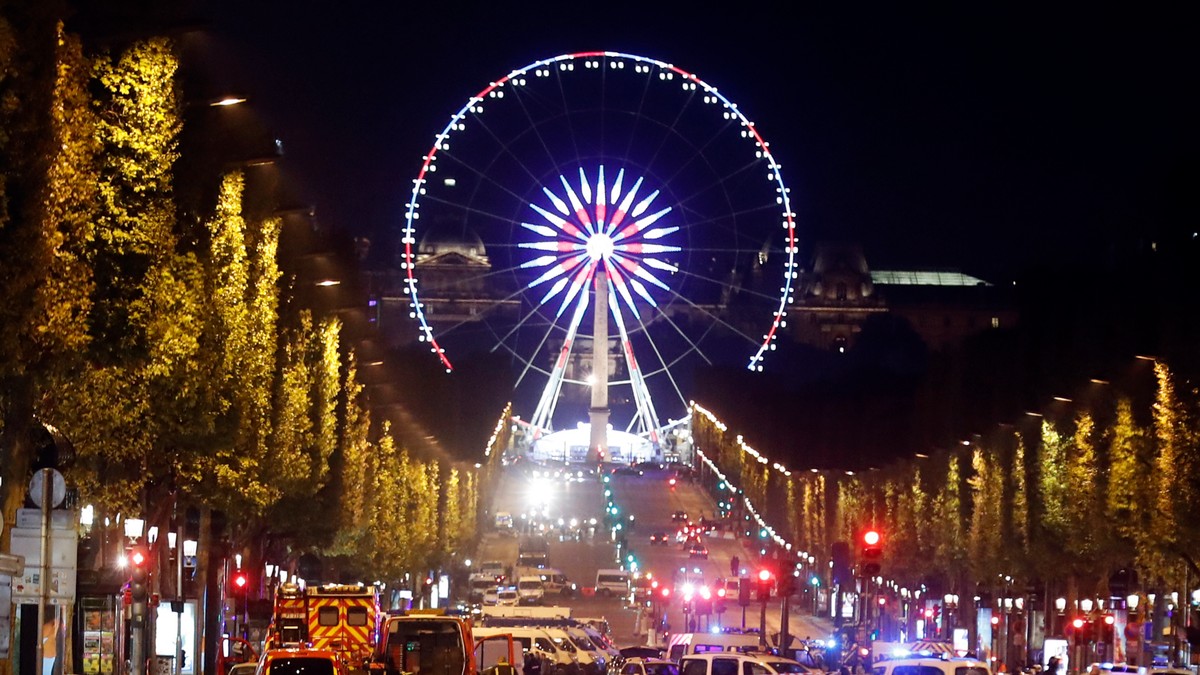 Imagine cu bulevardul Champs Elysees închis de poliție, joi noaptea,