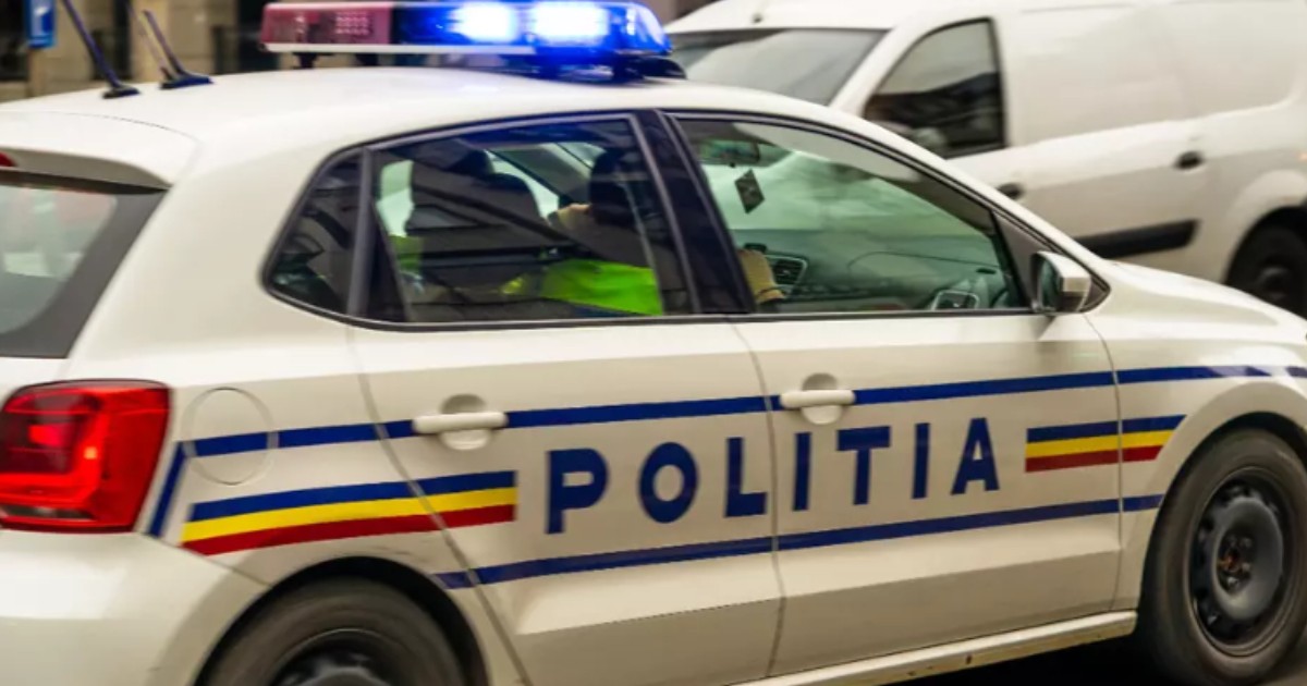 O mașină de poliție în mers.